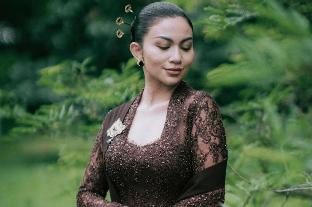 Intip Gaya Klasik Ariel Tatum Kenakan Kebaya Kutu Baru Vintage