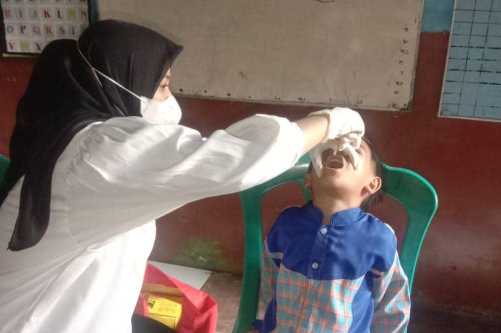 Pemberian vaksin polio pada anak