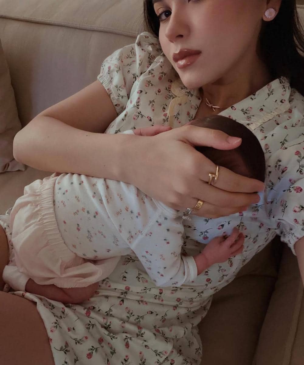 Selfie Alyssa Daguise dengan anaknya