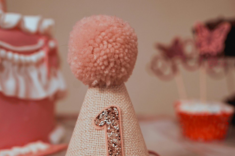 Topi ulang tahun dengan ujung pompom 