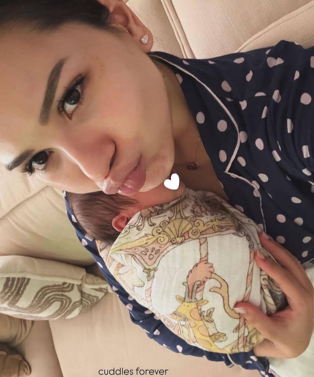 Selfie Alyssa Daguise dengan anaknya