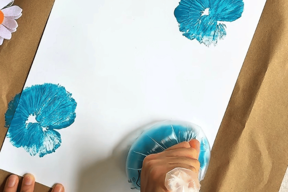 Melukis bunga dengan plastik 