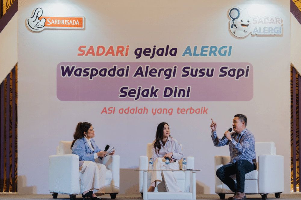 Dr. Ray memberikan penjelasan di atas panggung