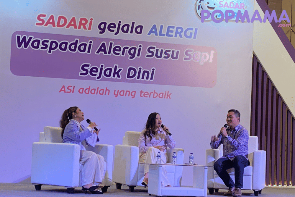 Para narasumber berbincang di panggung