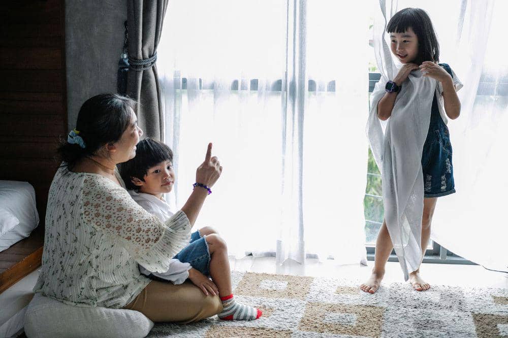 Fakta Gentle Parenting: Tetap menegaskan aturan di rumah