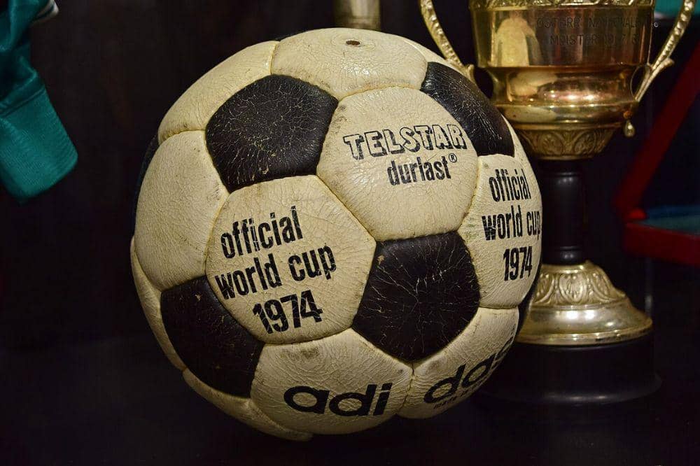 Daftar Bola Official Piala Dunia dari Masa ke Masa 11