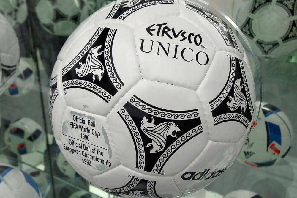 Daftar Bola Official Piala Dunia dari Masa ke Masa 15