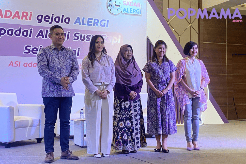 Para narasumber berpose di atas panggung