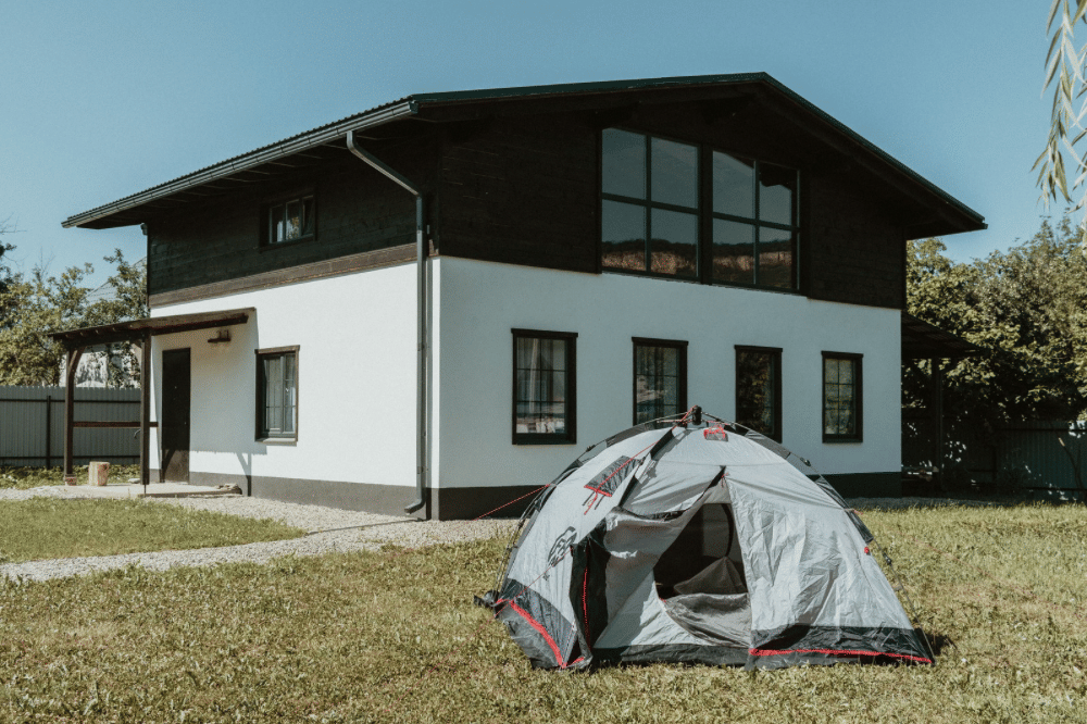 Membangun tenda di halaman rumah