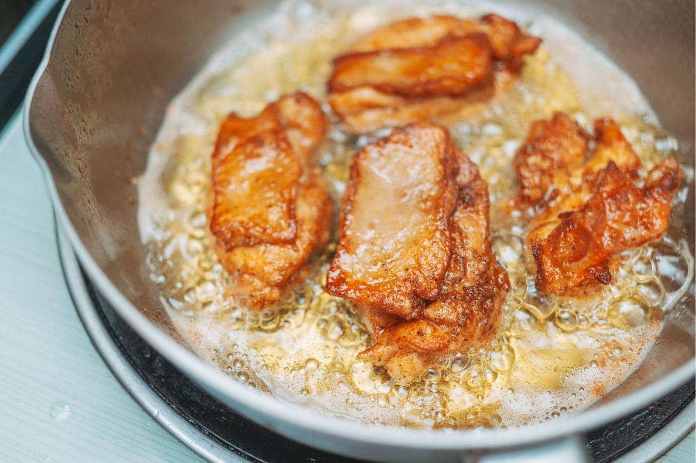 Menggoreng ayam di suhu tinggu untuk membunuh bakteri di daging ayam