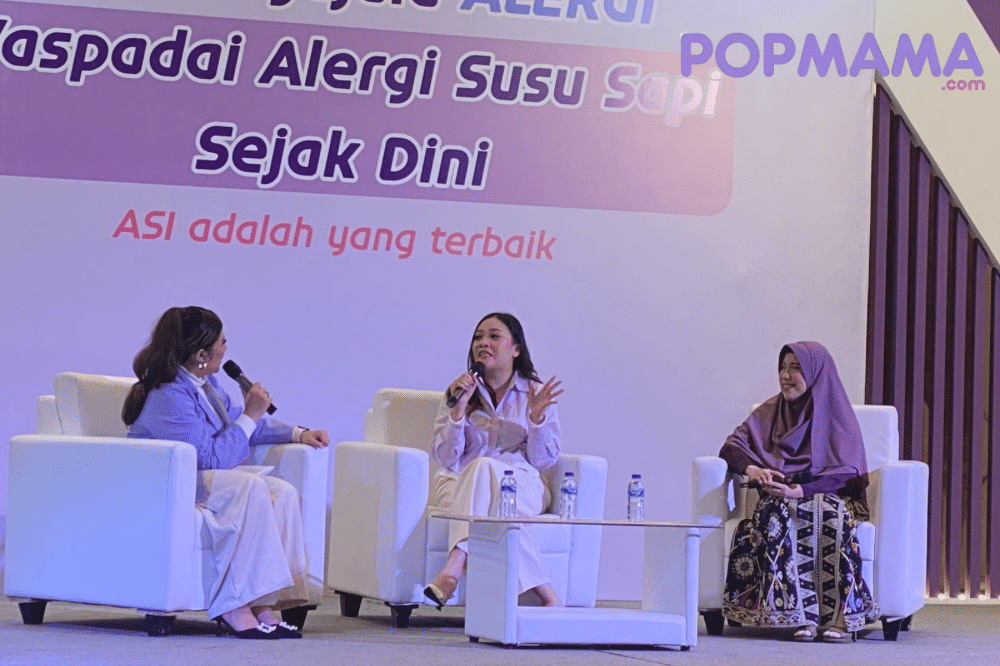 Momfluencer memberikan pengalamannya di panggung