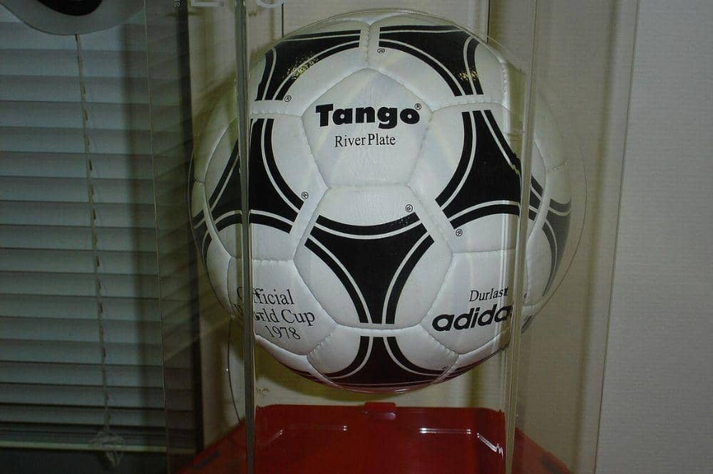 Daftar Bola Official Piala Dunia dari Masa ke Masa 12