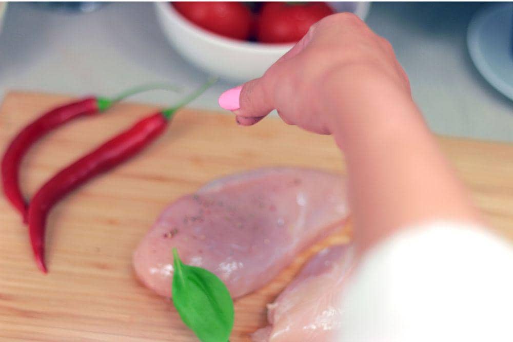 Risiko cross contamination pada daging ayam mentah