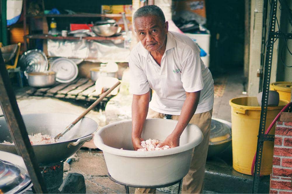 Mencuci ayam di wadah terpisah agar tidak terkontaminasi bakteri