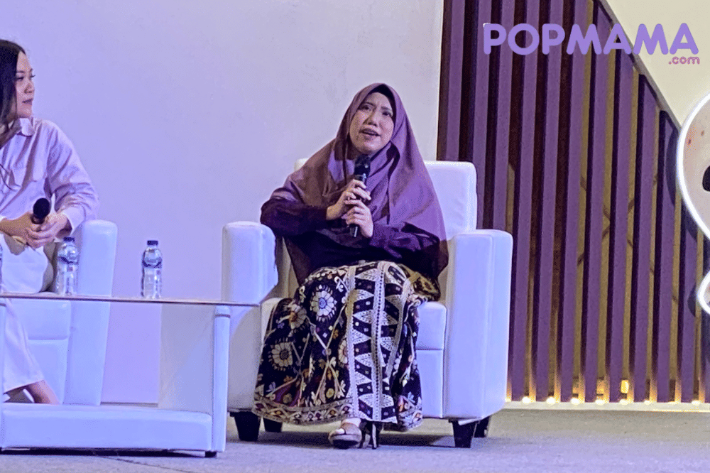 Dr. Molly memberikan penjelasan di atas panggung