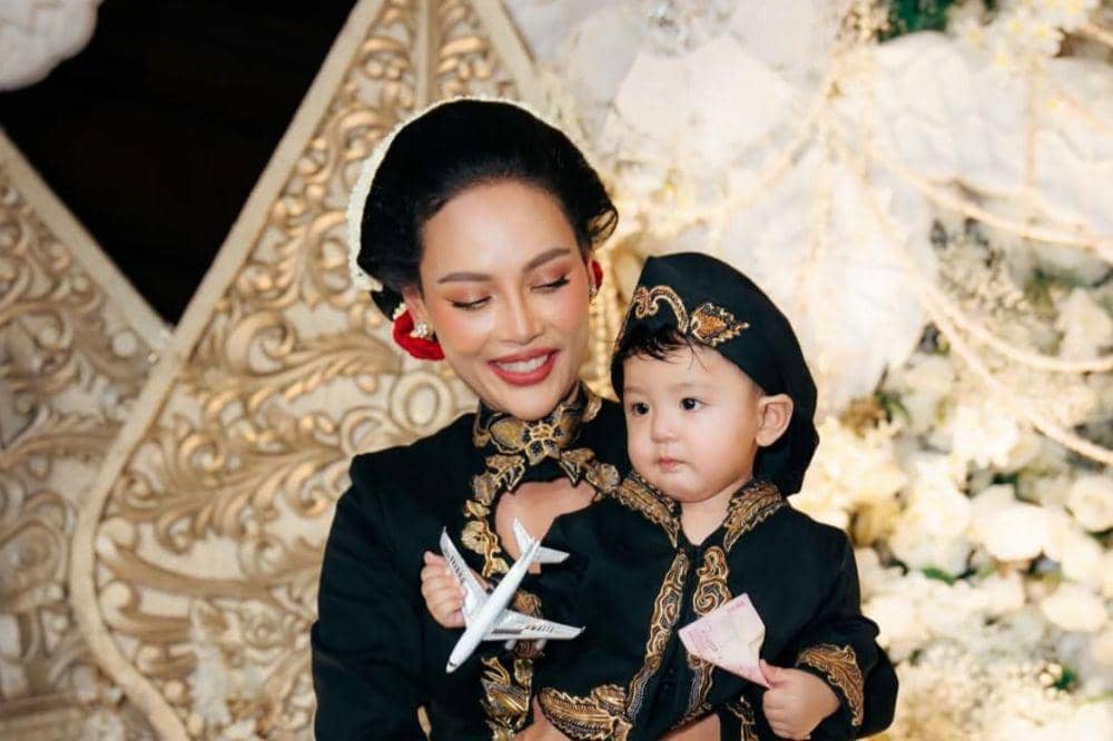 Demi Enduw, Erica Carlina Belajar Parenting di Film Jangan Buang Ibu .4.jpg