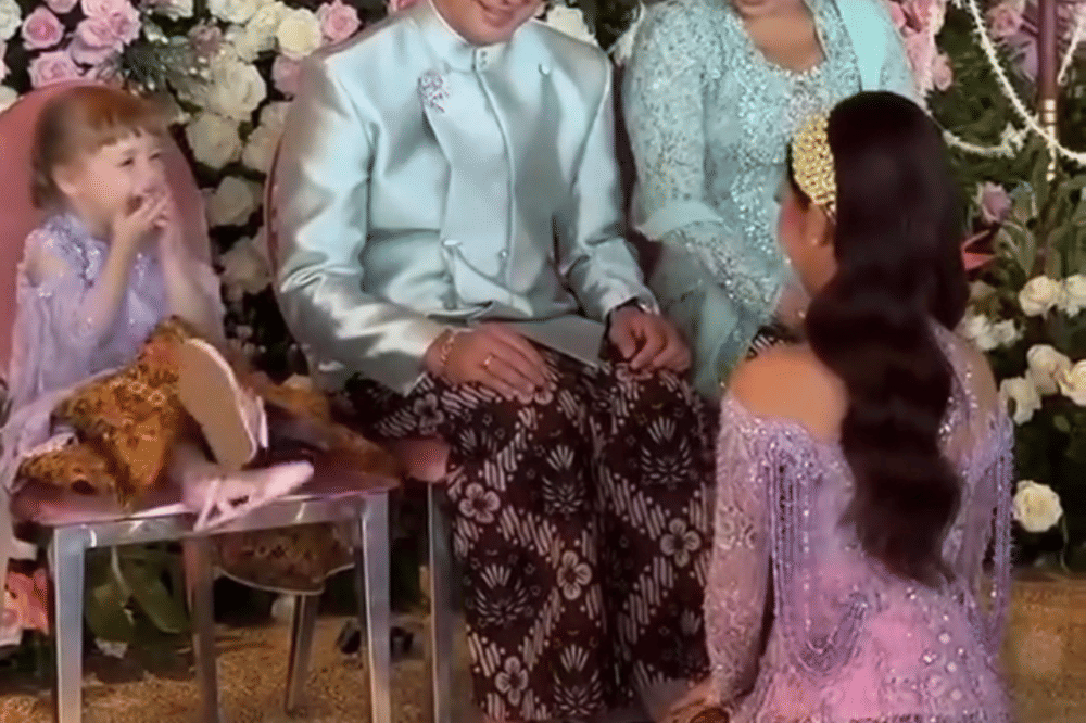 Kamari menertawakan Jennifer saat sungkeman