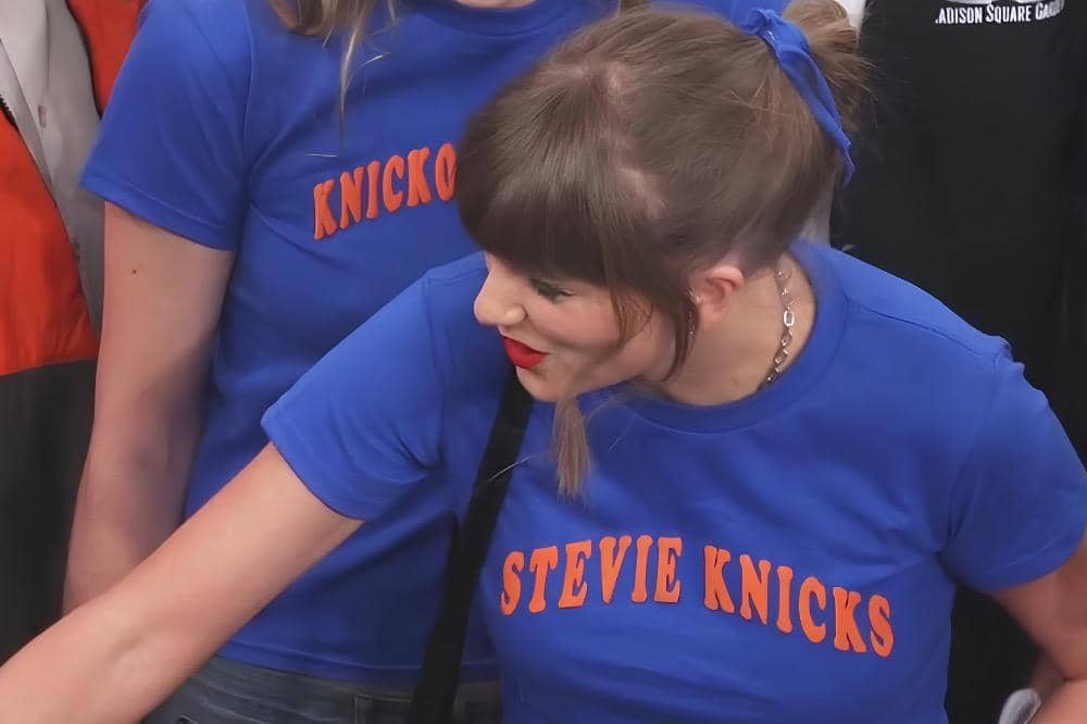 Tampil Fashionable ala Taylor Swift dengan Kaus "Stevie Knicks"