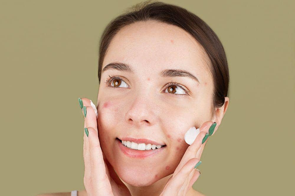 Niacinamide untuk mencerahkan kembali kulit yang kusam dan warna tidak merata