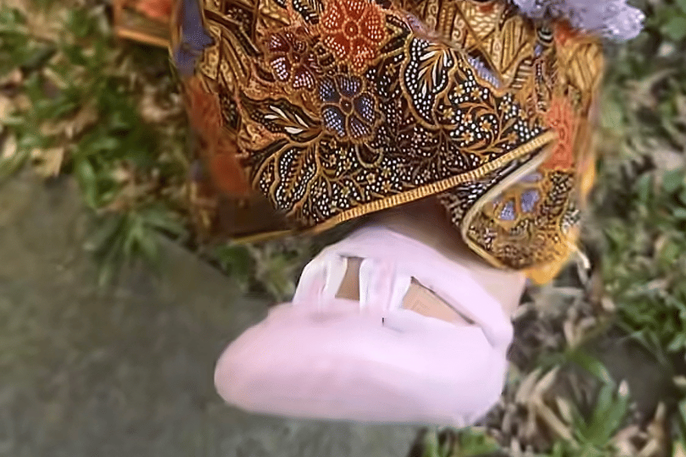 Kamari mengenakan sepatu bayi
