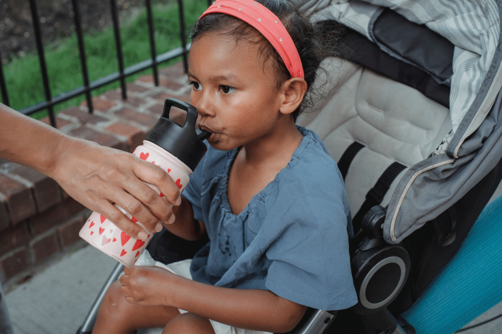 Seorang anak sedang minum