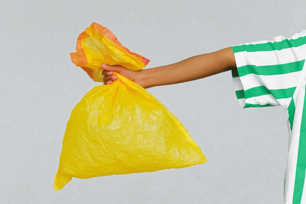 Seseorang memegang trash bag