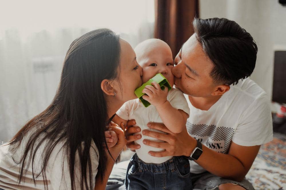 Bukan Cuma Senyum, Ini 10 Tanda Bayi Menyayangi Mama dan Papa