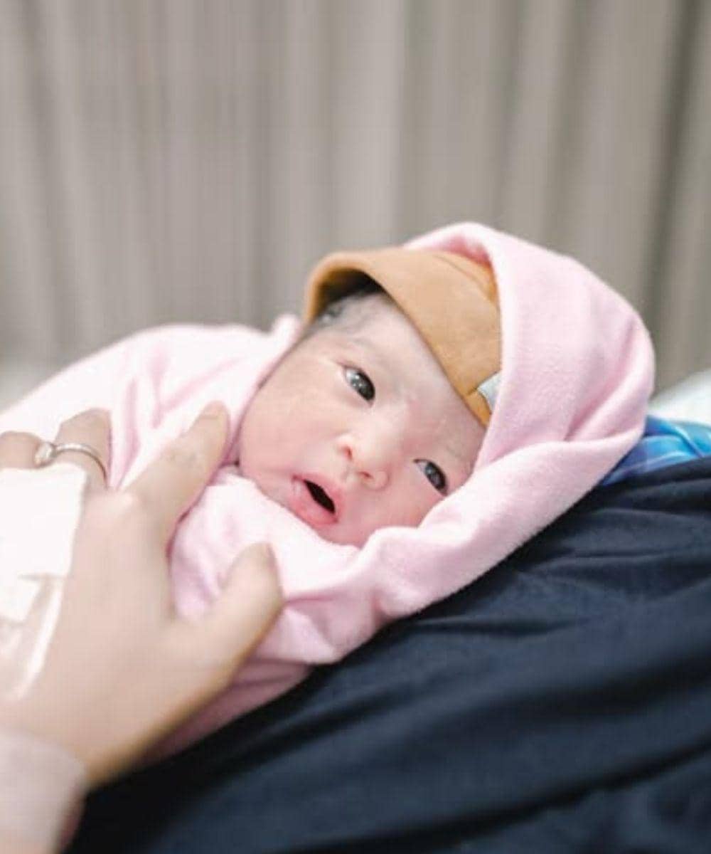 Potret Baby Cida dalam dekapan sang Mama