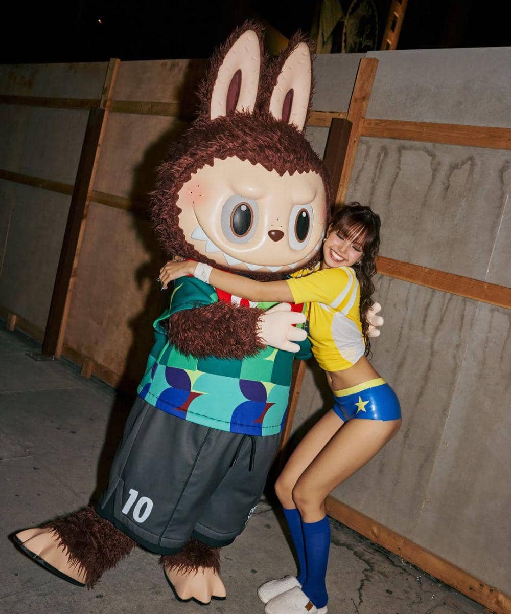 Gaya Lisa blackpink di Official song Piala Dunia 2.jpg