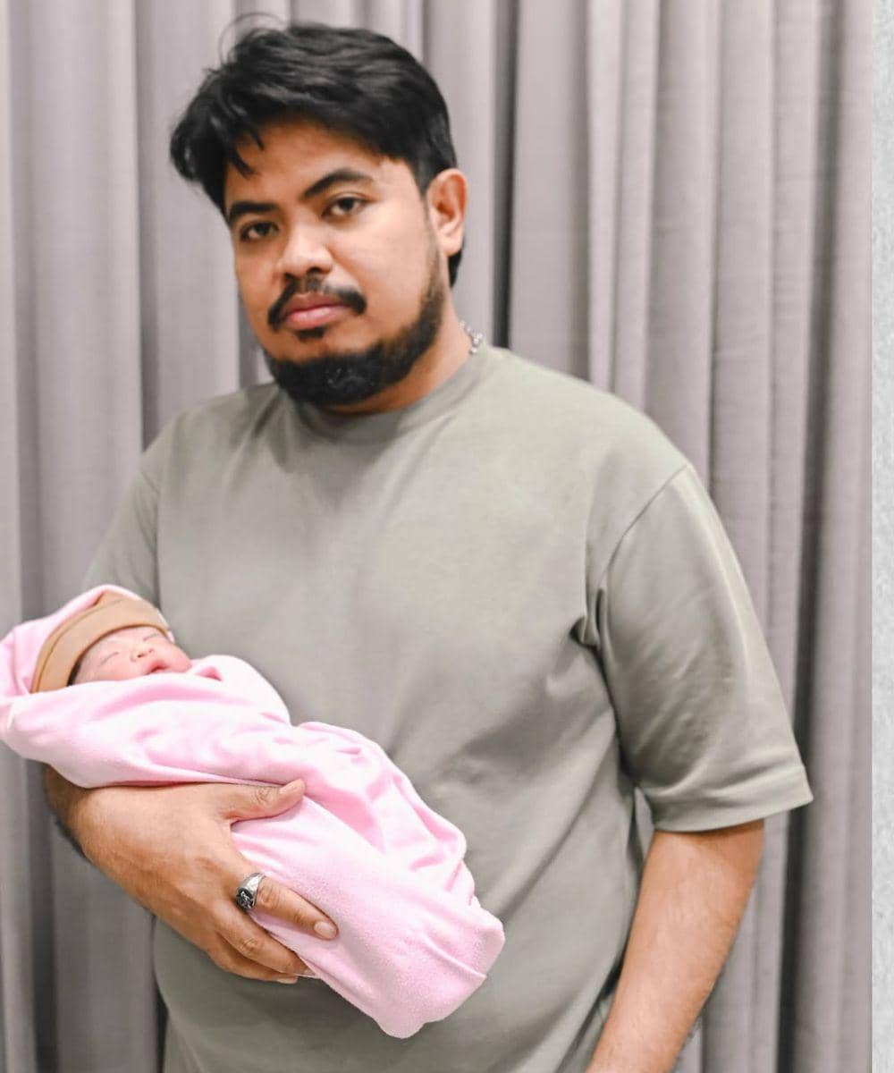 Rigen setia mendampingi Indah selama proses persalinan
