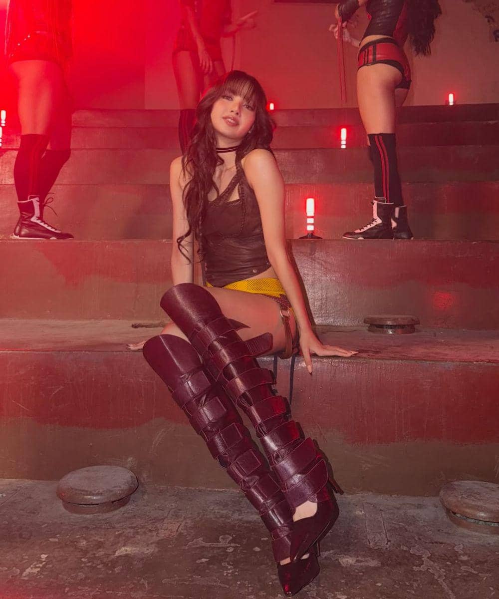 Gaya Lisa blackpink di Official song Piala Dunia 5.jpg