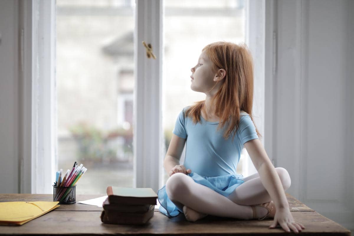anak perempuan sedang duduk