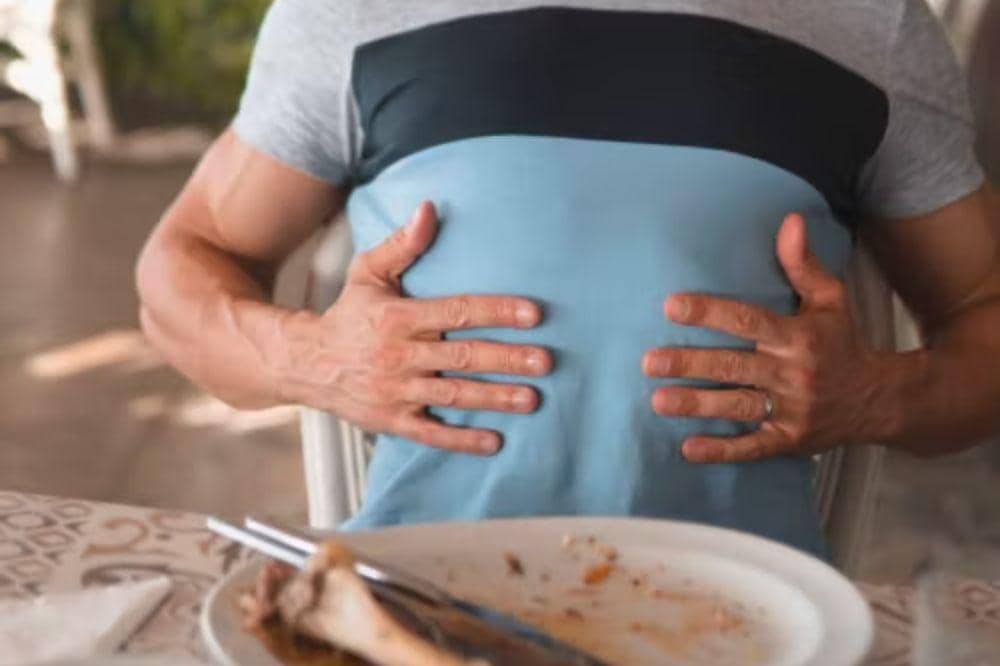 7 Cara Mengatasi Perut Kekenyangan agar Cepat Nyaman Kembali