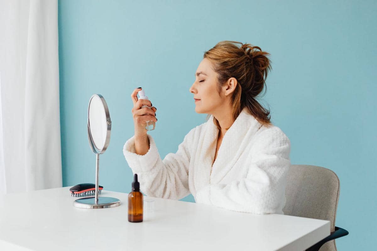Menggunakan setting spray dengan kandungan tertentu