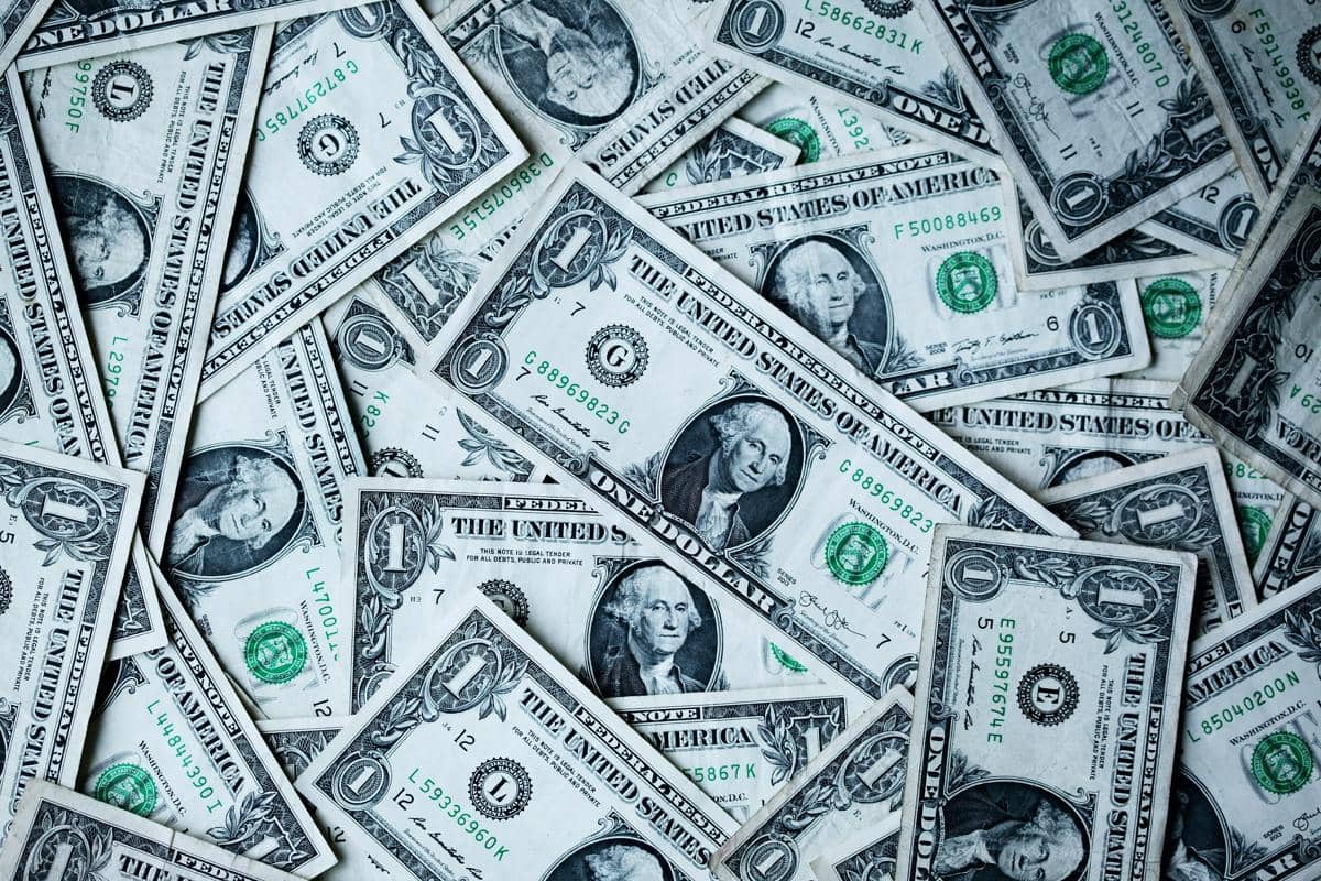 Perbandingan Emas vs Dolar (USD)