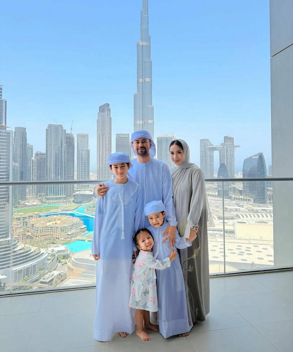 dress motif kupu-kupu saat transit di Dubai