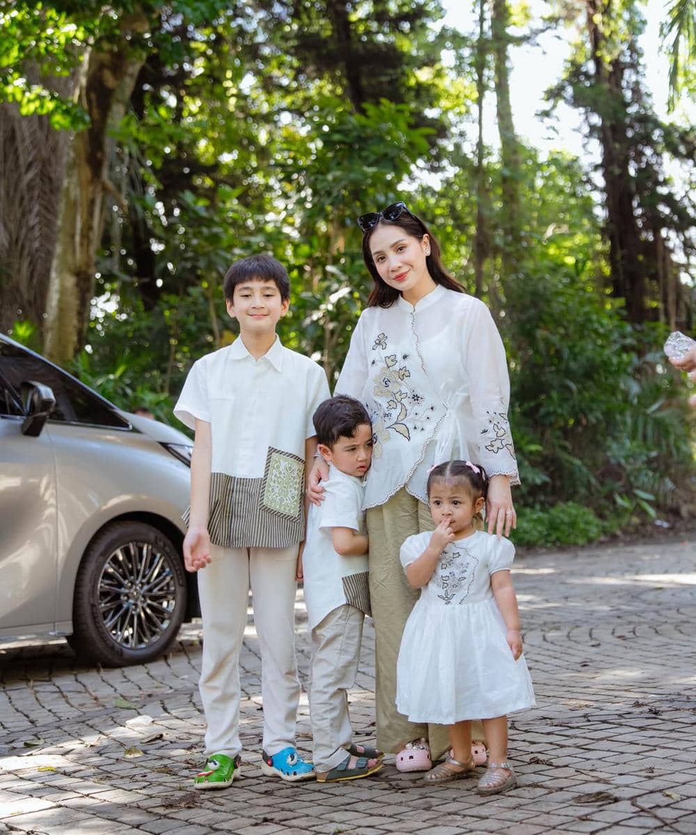 busana Hari Raya bernuansa putih