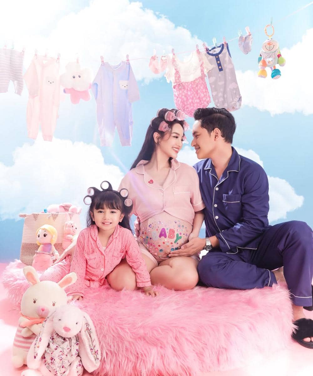 Foto maternity Nanda Arsyinta bertema pajama party