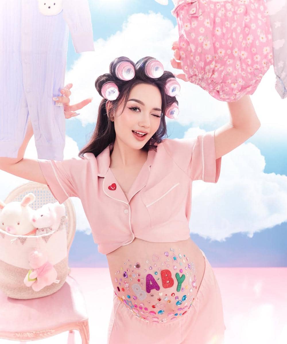 Foto maternity Nanda Arsyinta bertema pajama party