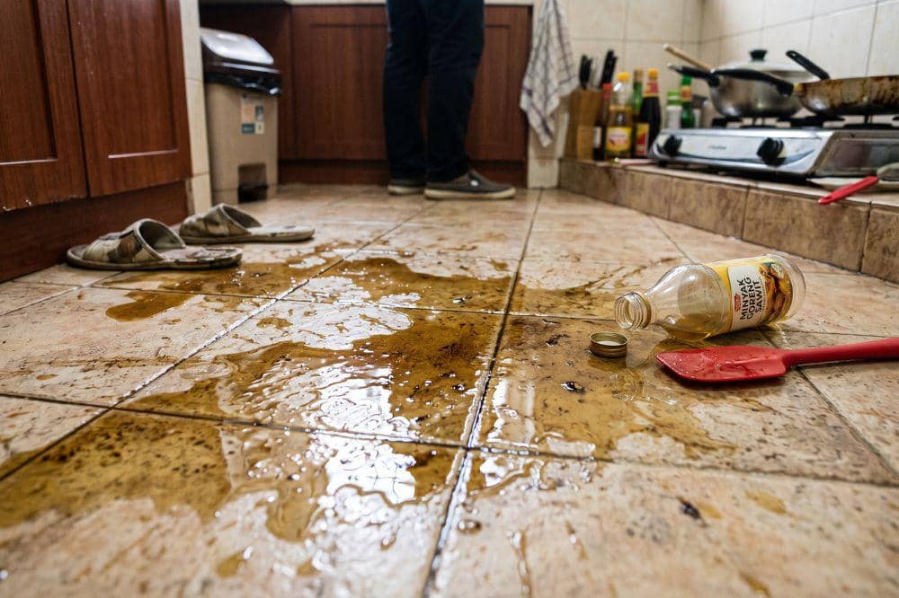 9 Cara Membersihkan Lantai Berminyak, Bisa Gunakan Bahan Dapur