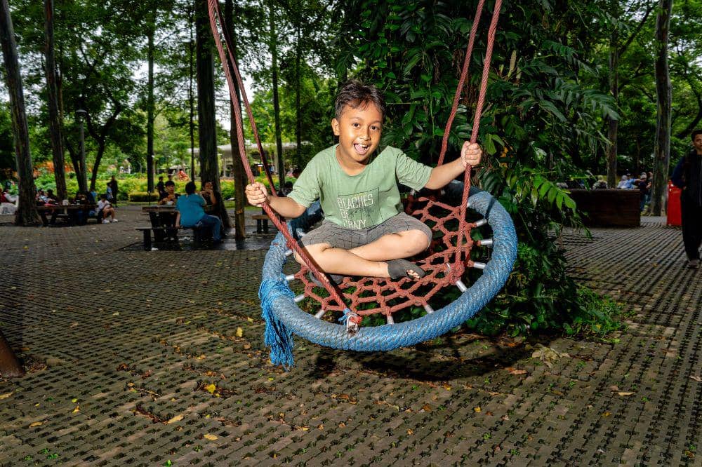 Parenting ala 90-an yang buat anak lebih aktif, membiarkan anak lebih banyak bermain di luar