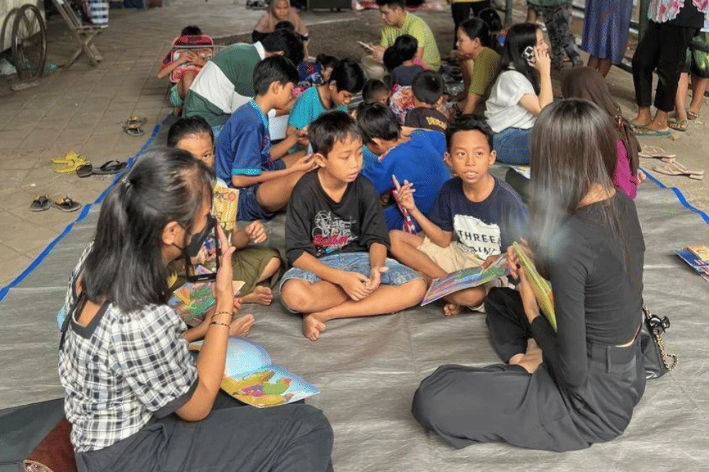 Anak anak belajar bersama di sekolah mentari Indonesia 