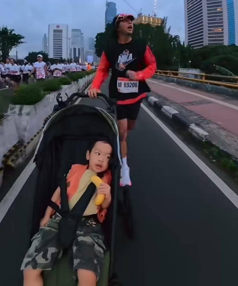 Gema suami Triarona dan Zuko di BTN Jakim 2026 dengan Zuko di stroller