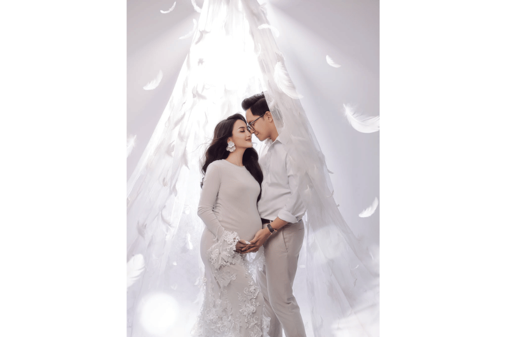 Foto maternity Nanda Arsyinta, konsep serba putih bak bidadari