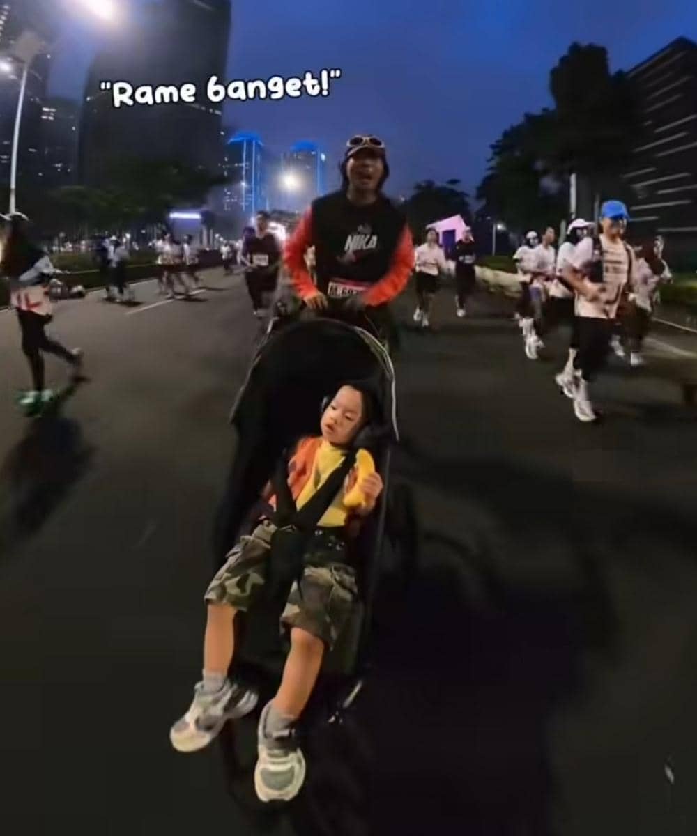 Gema suami Triarona dan Zuko di BTN Jakim 2026 dengan Zuko di stroller