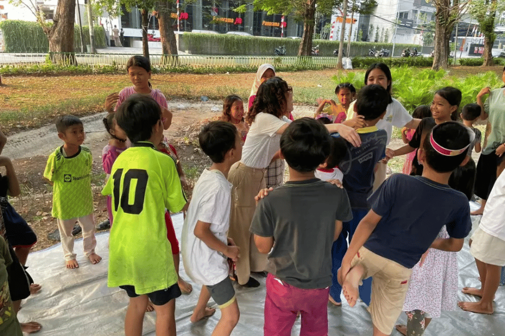 Anak anak belajar bersama di bawah Flyover tomang 