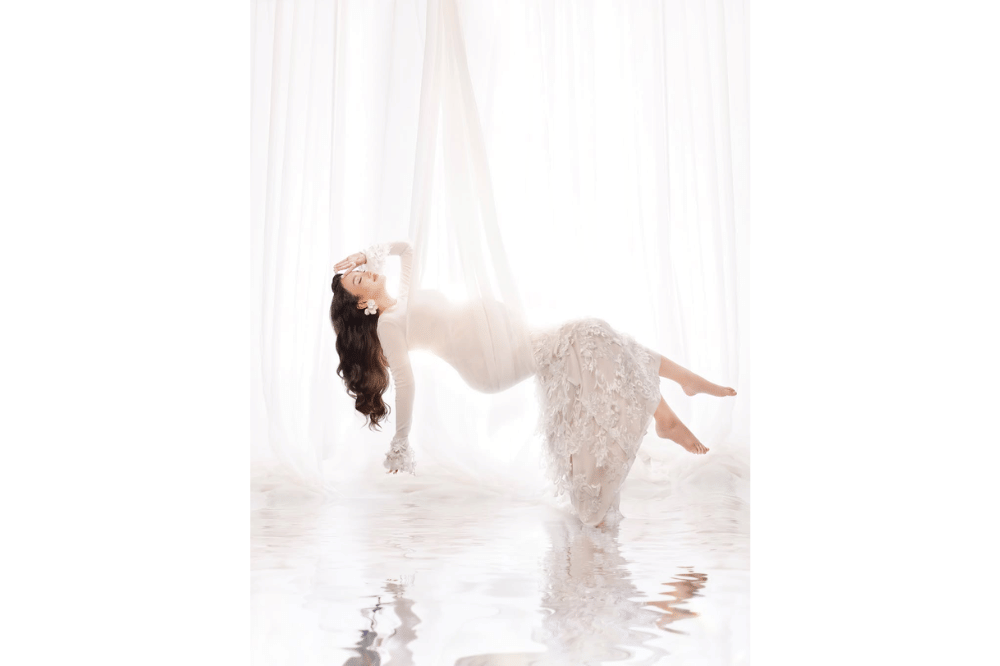 Foto maternity Nanda Arsyinta, konsep serba putih bak bidadari