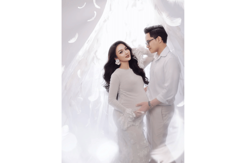 Foto maternity Nanda Arsyinta, konsep serba putih bak bidadari
