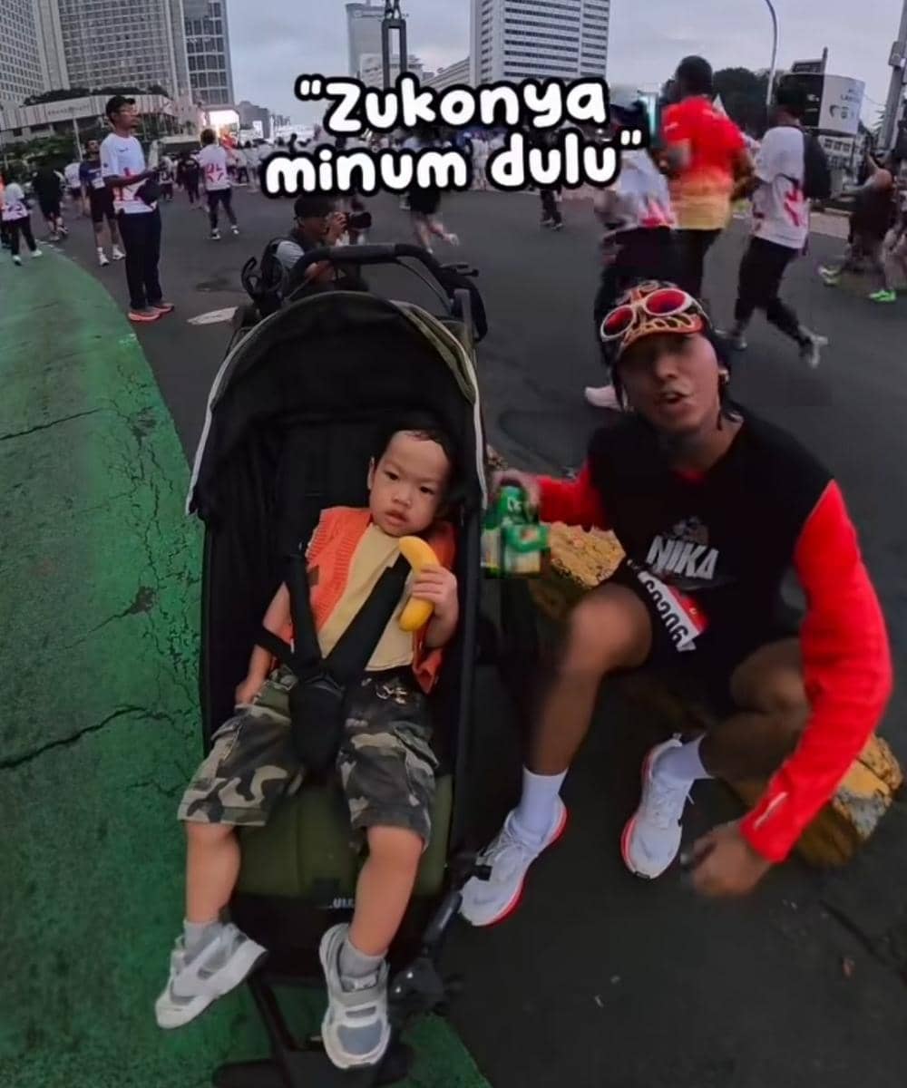 Gema suami Triarona dan Zuko di BTN Jakim 2026 dengan Zuko di stroller