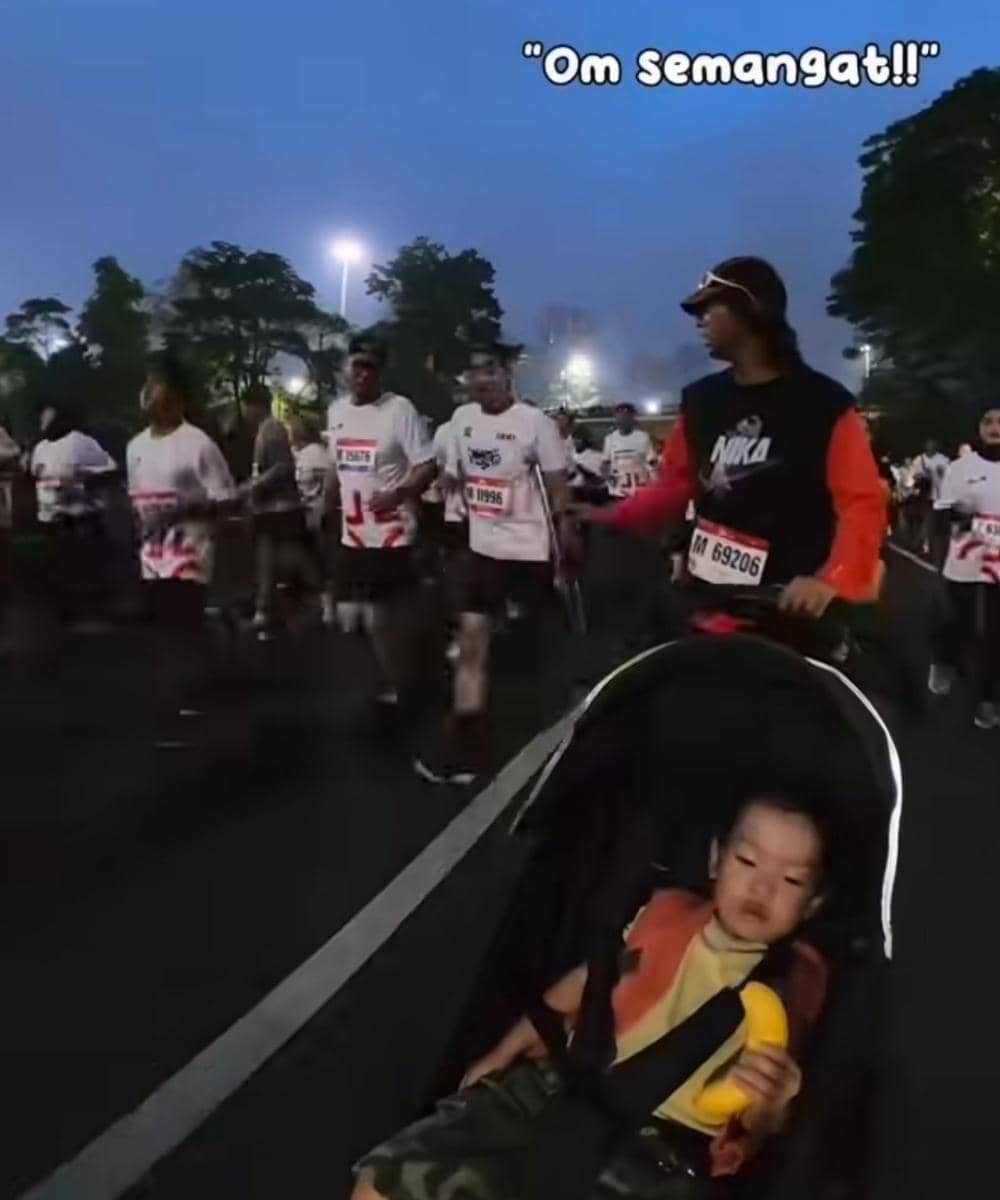 Gema suami Triarona dan Zuko di BTN Jakim 2026 dengan Zuko di stroller